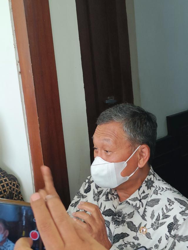 Menteri Energi dan Sumber Daya Mineral (ESDM) Arifin Tasrif bertemu dengan media di Kantor Kementerian ESDM, Jakarta Pusat, Jumat (10/11/2023). Arifin mengatakan bahwa pemerintah akan menambah insentif motor listrik. (Sulaeman/Merdeka.com)