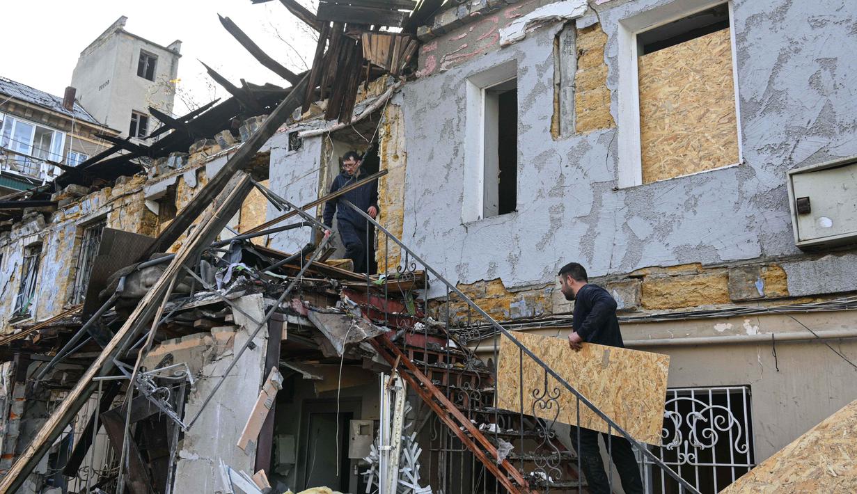 Jumat 24 April 2026 dini hari waktu setempat, sebuah serangan udara Rusia kembali menghantam wilayah permukiman penduduk di Odesa. Tampak dalam foto, warga setempat membersihkan puing-puing rumah mereka yang rusak akibat serangan Rusia di Odesa, Ukraina, Jumat 24 April 2026. (AP Photo/Michael Shtekel)