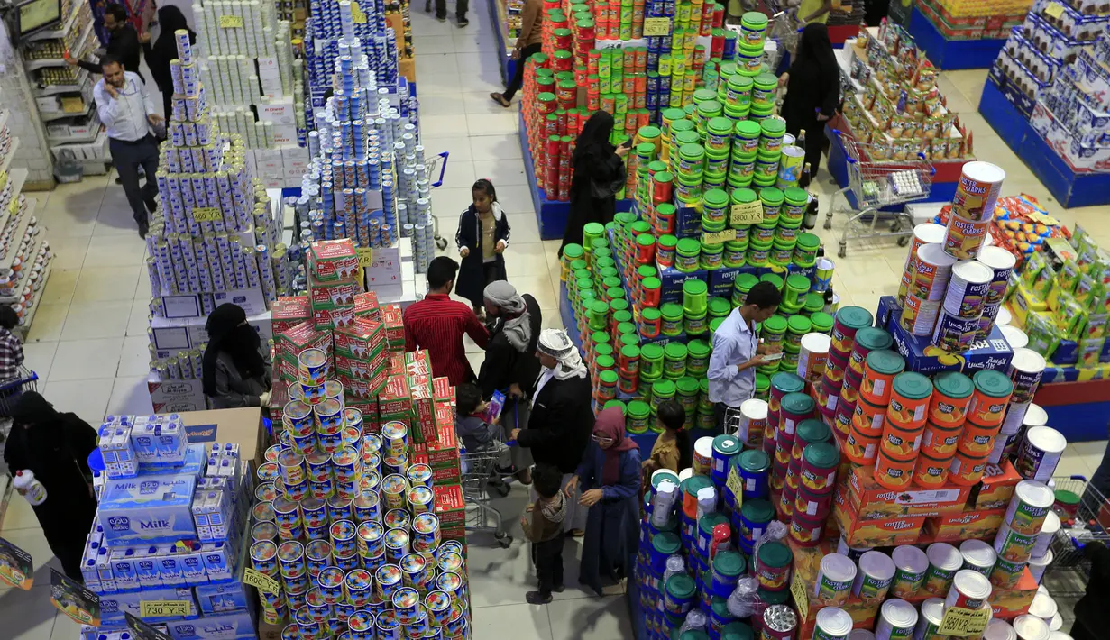 Warga berbelanja jelang bulan suci Ramadhan di supermarket di Ibu Kota Sanaa, Yaman, 30 Maret 2022. (MOHAMMED HUWAIS/AFP)