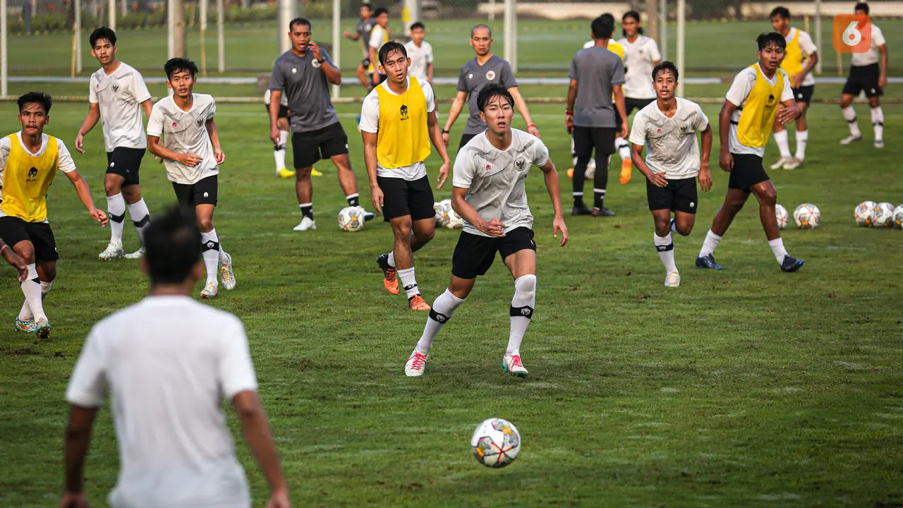 Foto: Menilik Latihan Pagi Timnas Indonesia U-22 Asuhan Indra Sjafri, Belasan Pemain Baru Bergabung di TC Gelombang Kedua Ini