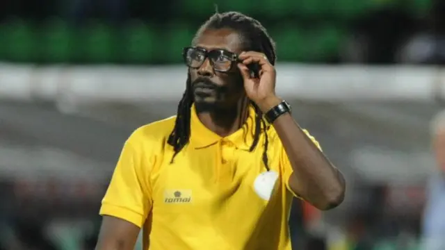 Berbeda dengan pelatih lainnya yang terlihat rapi dengan potongan rambut cepak dan klimis, Cisse justru tampil nyentrik.