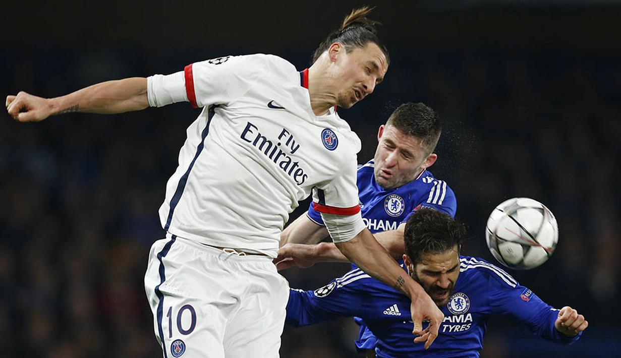Striker PSG, Zlatan Ibrahimovic, duel udara dengan bek Chelsea, Gary Cahill. Zlatan Ibrahimovic menjadi bintang pada laga ini dengan sumbangan sebuah gol dan assist. (Reuters/Eddie Keogh)