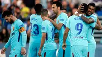 Para pemain Barcelona merayakan gol yang dicetak Paulinho ke gawang Leganes pada laga La Liga Spanyol di Stadion Butarque, Leganes, Sabtu (18/11/2017). Leganes kalah 0-3 dari Barcelona. (AFP/Oscar Del Pozo)