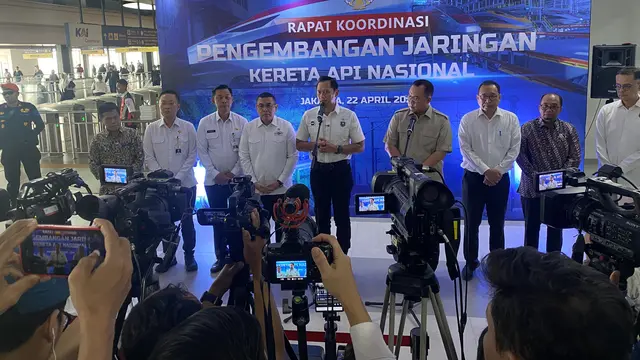 Menteri Koordinator Bidang Infrastruktur dan Pembangunan Kewilayahan, Agus Harimurti Yudhoyono (AHY) di Stasiun Tanah Abang, Rabu (22/4/2026). (Liputan6.com/Tian)