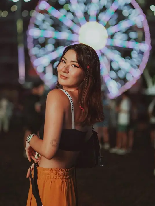 Anastasia siantar terlihat menawan dengan bralette Dior dan juga celana berpotongan longgar. Gaya ini menampilkan kesan penuh aksi yang nyaman untuk dikenakan pada festival musik. (foto: Instagram/ Anaztasia Siantar)