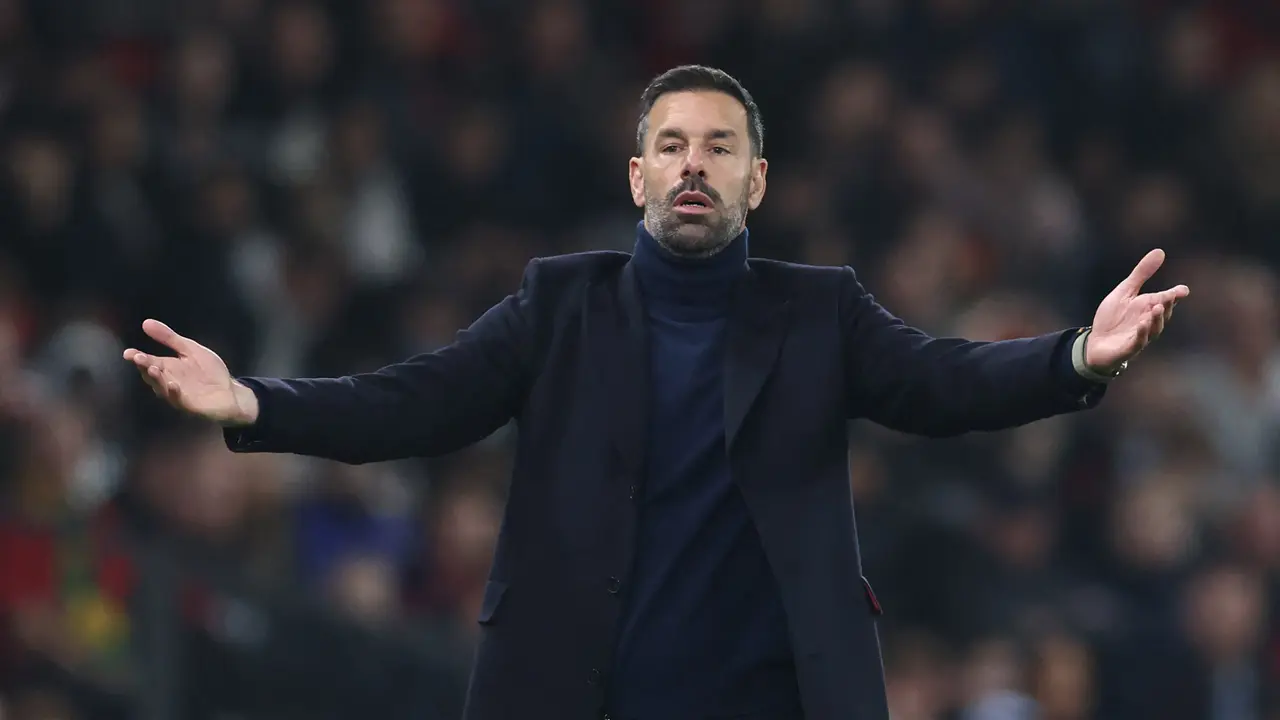 Foto: Gaya Cool Ruud van Nistelrooy saat Membawa MU Menaklukkan Leicester City di Carabao Cup