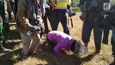 Pendaki sujud syukur setelah tiba di samping Kantor Kecamatan Sembalun, Lombok Timur, Nusa Tenggara Barat (NTB), Selasa (31/7). Tim gabungan berhasil mengevakuasi tiga pendaki yang sempat terjebak di Gunung Rinjani. (Liputan6.com/HO/Pendam Udayana)