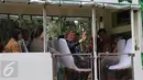 Putri Astrid dari Kerajaan Belgia (tengah) melambaikan tangan kepada wartawan saat mengendarai mobil listrik di jalan Astrid, Kebun Raya Bogor, Jawa Barat, Rabu (16/3). (Liputan6.com/Faizal Fanani)