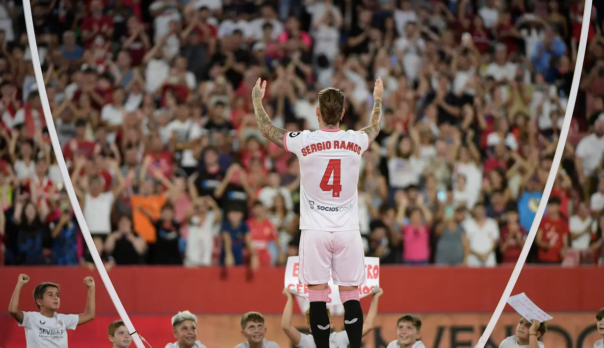 Sergio Ramos menyapa para penggemar saat perkenalan pemain baru Sevilla yang berlangsung di Stadion Ramon Sanchez Pizjuan, Sevilla, Rabu (06/09/2023) waktu setempat. Ramos sempat digadang-gadang akan menyusul rekan setimnya di PSG, Lionel Messi ke Inter Miami. Namun, hal tersebut tak terwujud. (AFP/Cristina Quicler)