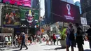 Sebuah papan reklame menampilkan logo resmi Piala Dunia FIFA Qatar 2022 di Times Square New York pada Selasa (3/9/2019). Lambang itu juga diluncurkan secara serentak di 24 kota besar lainnya di seluruh dunia. (AP Photo/Mary Altaffer)
