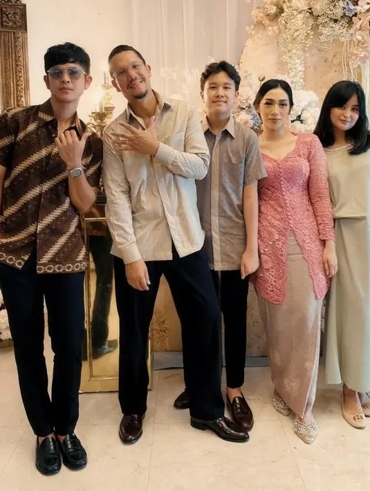 Kebaya panjang pink dipadukan kain songket warna pastel sebagai bawahannya. Serta selop berpayet sebagai alasnya kakinya. [@masitadewi]