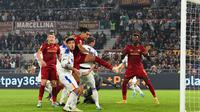Chris Smalling ketika mencetak gol ke gawang Lecce di Liga Italia 2022/2023. AS Roma menang 2-1 atas Lecce. (Vincenzo PINTO / AFP)