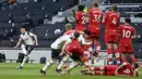 Pemain Tottenham Hotspur Eric Dier (kiri) melakukan tendangan bebas saat melawan Southampton pada pertandingan Liga Inggris di Stadion Tottenham Hotspur, London, Inggris, Rabu (21/4/2021). Tottenham Hotspur menang 2-1. (Justin Setterfield/Pool via AP)