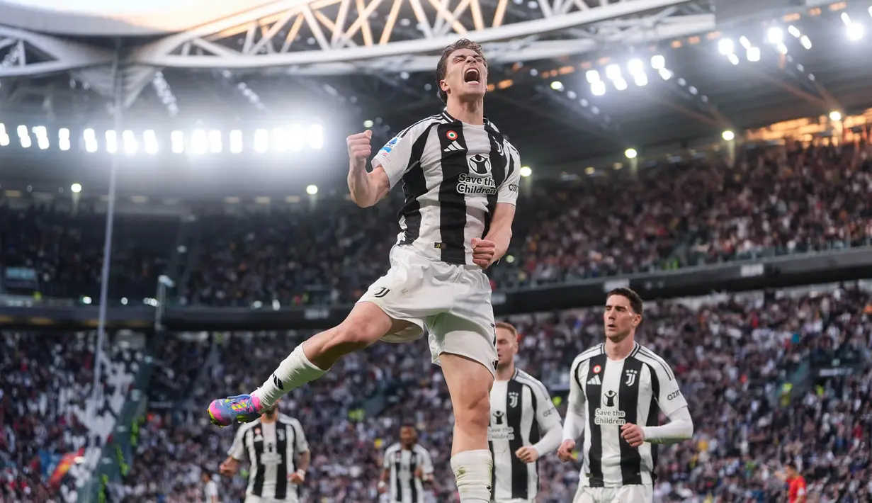Pemain Juventus, Kenan Yildiz, melakukan selebrasi setelah mencetak gol ke gawang Genoa, pada laga Liga Italia, di Allianz Stadium, Turin, Minggu (30/3/2025) dini hari WIB. (Fabio Ferrari/LaPresse via AP)
