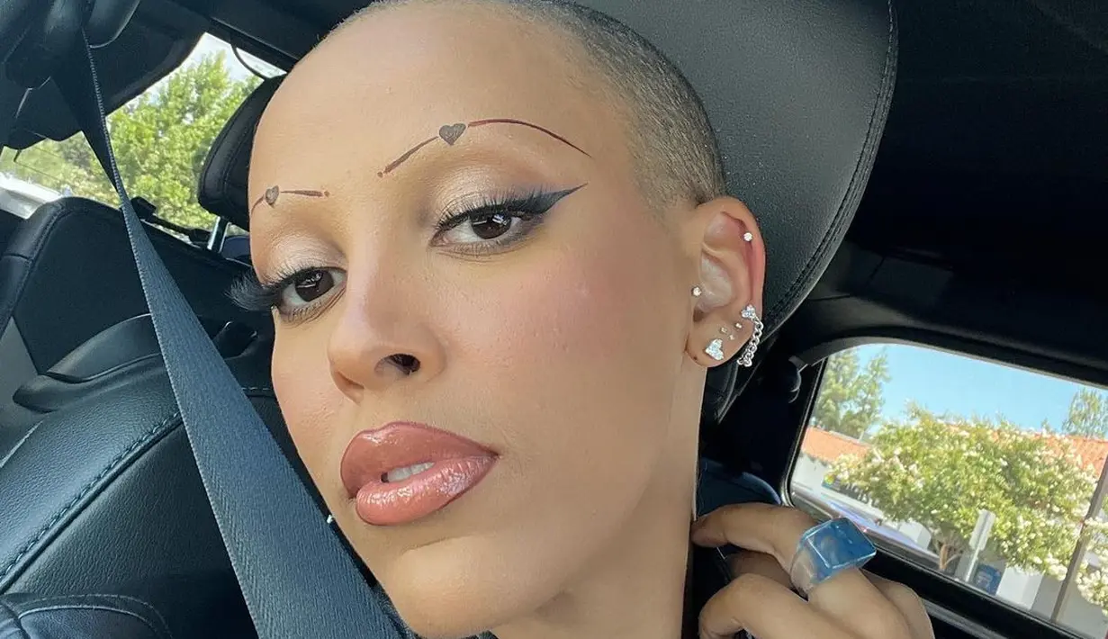 Doja Cat mengatakan tiap kali berolahraga dengan menggunakan wig, rambut palsu itu melorot dan lepas dari kepalanya. (FOTO: instagram.com/dojacat)