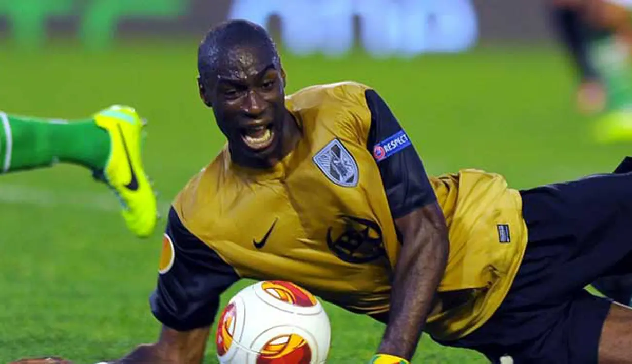 Pemain Vitoria Guimaraes Chris Malonga terjatuh saat bertanding pada Liga Eropa Grup I pertandingan sepak bola antara real Betis vs Vitoria Guimaraes di stadion Villamarin Benito, Sevilla (24/10/13). (AFP/Jorge Guerrero)