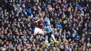 Pemain Manchester City, Bacary Sagna (kanan) berduel dengan pemain Burnley,  Johann Berg Gudmundsson pada lanjutan Premier League di Etihad Stadium, (2/1/2017).  (Reuters/Anthony Devlin)