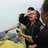 Kepergian Benny Panjaitan untuk selamanya menjadi luka mendalam bagi keluarga dan orang-orang terdekatnya. Terlihat dari suasana di kediaman mendiang Benny, para pelayat yang datang terus berderaian air mata. (Adrian Putra/Bintang.com)