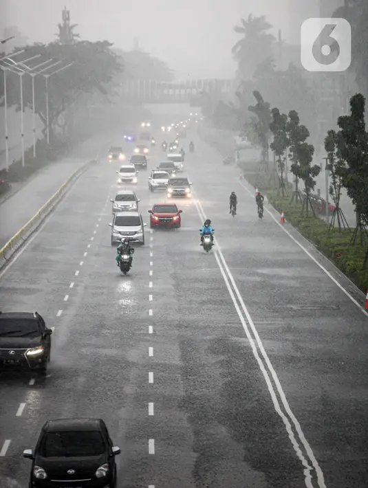 Kendaraan melintas saat turun hujan di Jalan Jenderal Sudirman, Jakarta, Minggu (18/10/2020). Badan Meteorologi, Klimatologi, dan Geofisika (BMKG) menyatakan musim hujan berlangsung mulai Oktober dan diprediksi mencapai puncaknya pada Januari hingga Februari 2021. (Liputan6.com/Faizal Fanani)