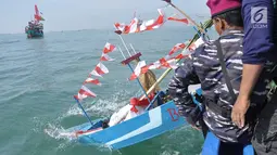 Nelayan Desa Sendang Sikucing Kendal, Jawa Tengah melakukan ritual pesta laut  dengan berdoa bersama di muara pantai, Minggu (7/10). Dalam ritual ini para nelayan kemudian melarung kepala kerbau di  tengah laut. (Liputan6.com/Gholib)