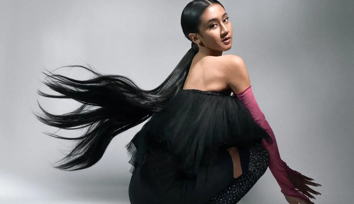 Selain dipuji spunya suara merdu dan bakat akting, gaya OOTD cewek asal Malang ini juga tak luput dari sorotan. Ia tampil elegan dengan busana serba hitam seperti di pemotretan ini. (Liputan6.com/IG/@keisyalevronka)