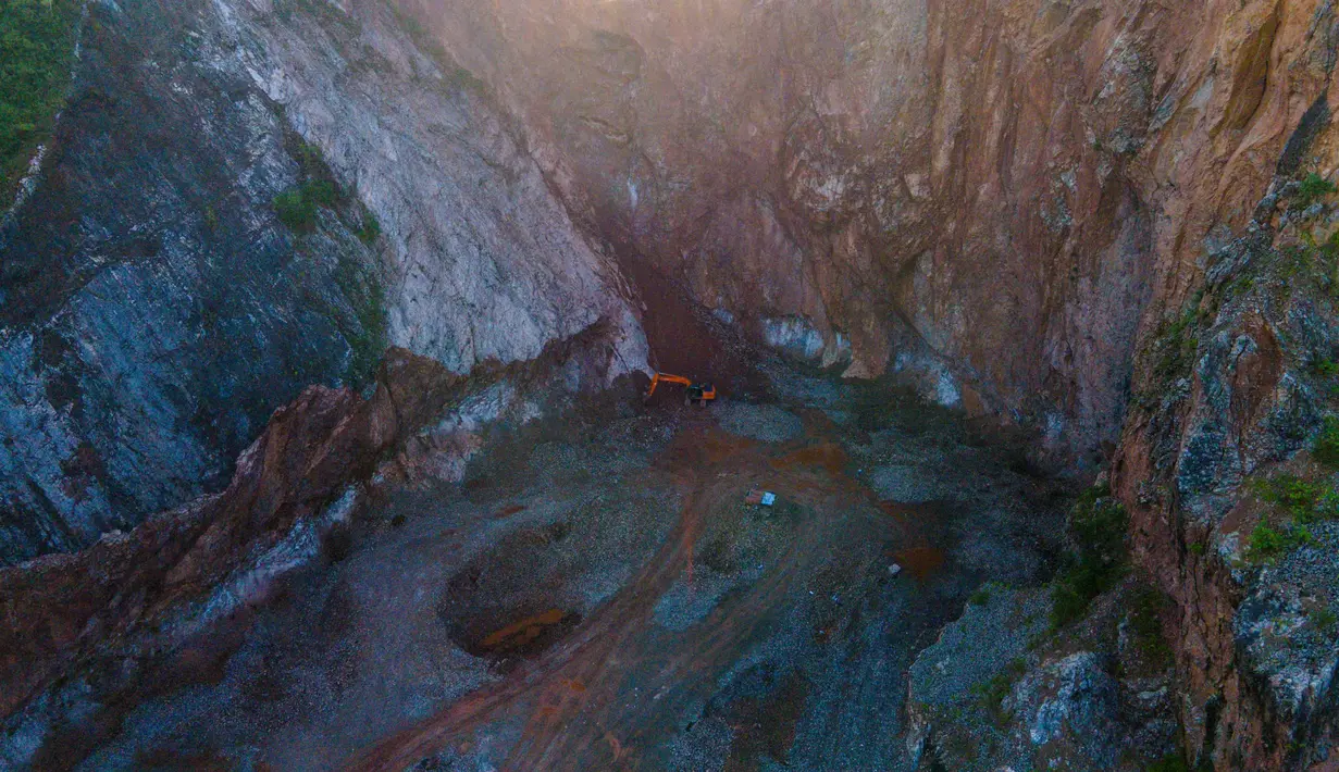 Sebagaimana diketahui, tambang ilegal dapat memicu kerusakan ekosistem lingkungan yang parah, seperti erosi, polusi air, dan lubang tambang yang dibiarkan begitu saja. Tampak foto udara menunjukkan sebuah ekskavator yang bekerja di lokasi penambangan pasir ilegal pada Hari Bumi di Peukan Bada, Aceh, pada Rabu 22 April 2026. (CHAIDEER MAHYUDDIN/AFP)