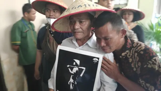 Petani miskin pembakar lahan disambut keluarganya usai divonis bebas oleh Pengadilan Negeri Pekanbaru.