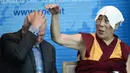 Dalai Lama dan Dewan Komisaris Eropa untuk Hak Asasi Manusia, Nils Muiznieks saat berada di Dewan Eropa, Strasbourg, Perancis, Kamis (15/9). Ini adalah kunjungan Eropa pertama Dalai Lama setelah lima tahun. (AFP PHOTO/Frederick Florin)