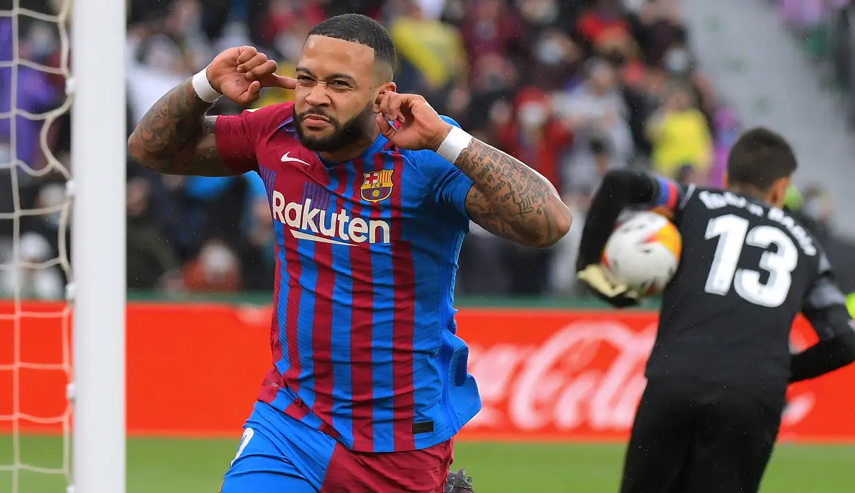 Memphis Depay. Striker Belanda berusia 28 tahun yang baru semusim berseragam Barcelona ini di awal kariernya menimba ilmu di Akademi PSV Eindhoven. Mulai musim 2006/2007 hingga pertengahan musim 2011/2012 ia tergabung bersama PSV Youth, PSV U-17 hingga PSV U-19. Ia dipromosikan tim senior PSV pada pertengahan musim 2016/2017 dan bertahan hingga akhir musim 2014/2015 hingga akhirnya dilepas ke Manchester United pada awal musim 2015/2016. Bersama Barcelona ia telah tampil dalam 37 laga di semua ajang dengan torehan 13 gol dan 2 assist. Kini ia dirumorkan akan dilepas Barcelona di awal musim 2022/2023. (AFP/Jose Jordan)