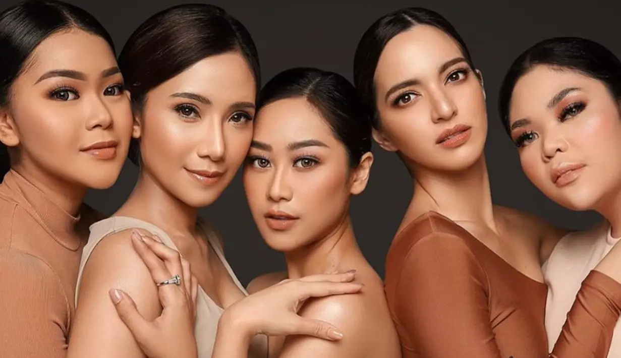Untuk pemotretannya kali ini, Nia Ramadhani dan para sahabatnya mengusung berbagai tema. Begini salah satu hasil pemotretannya, geng sosialita ini tampak cantik dengan tema warna nude. Sedangkan gaya rambutnya ditata rapi dan kompak. (Liputan6.co/IG/@nramadhaniabakrie)