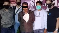 Pelaku (tengah) pencabulan terhadap anak kandungnya sendiri di Kota Padang. (Liputan6.com/ ist)