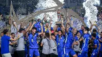 Sejumlah pemain dan ofisial Arema FC merayakan gelar juara Piala Presiden 2024 setelah mengalahkan Borneo FC melalui babak adu penalti 5-4 (1-1) pada laga final yang berlangsung di Stadion Manahan, Solo, Minggu (04/05/2024). Singo Edan menjadi tim tersukses menjuarai Piala Presiden dengan mengoleksi 4 trofi. (Bola.com/Bagaskara Lazuardi)