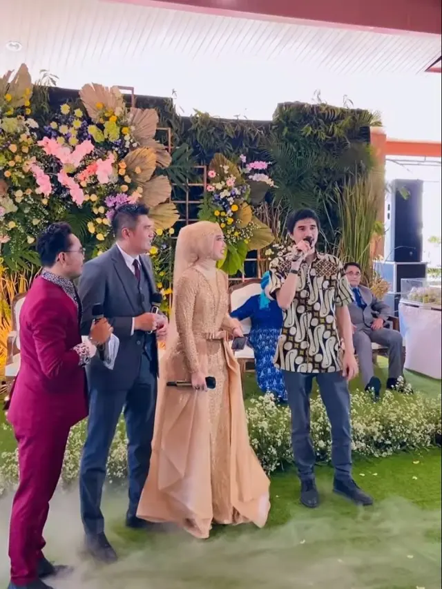 6 Potret Duta Sheila On 7 Nyanyi di Berbagai Acara Kondangan, Tampak Sederhana
