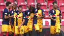 Pemain RB Salzburg merayakan gol yang dicetak oleh Patson Daka ke gawang Liverpool pada laga persahabatan di Stadion Red Bull Arena, Salzburg, Selasa (25/8/2020). Kedua tim bermain imbang dengan skor 2-2. (AP Photo/Matthias Schrader)