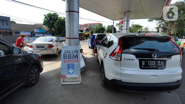 Antrean Kendaraan Jelang Pemberlakuan Kenaikan BBM di SPBU Cinere