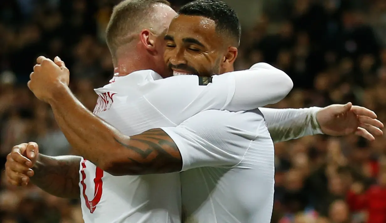 Penyerang timnas Inggris Callum Wilson merayakan gol ketiga Inggris bersama Wayne Rooney pada laga persabahatan kontra Amerika Serikat yang berlangsung di Stadion Wembley, Inggris. Timnas Inggris menang 3-0. (AFP/Ian Kington)