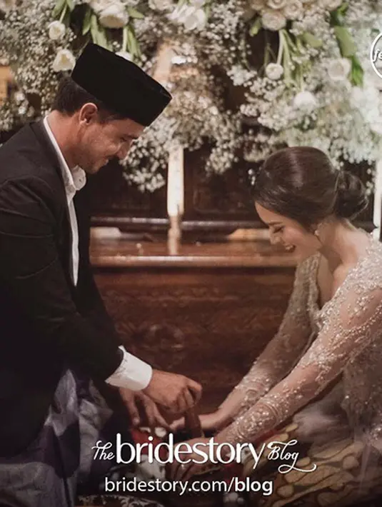 Dari foto-foto yang diunggah akun Instagram @Thebridestory, tertuliskan caption bahwa Hamish dan Raisa sedang melakukan prosesi adat Ngeyeuk Seureuh. Adat ini berasal dari suku Sunda, Jawa Barat. (Instagram/thebridestory)