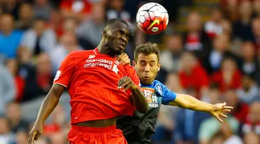 Penyerang Liverpool Christian Benteke saat beradu bola udara dengan bek Bournemouth Steve Cook di Anfield stadium, Liverpool, Inggris, Senin (17/8/2015). Liverpool menang tipis dengan skor 1-0. (Reuters/Darren Staples)