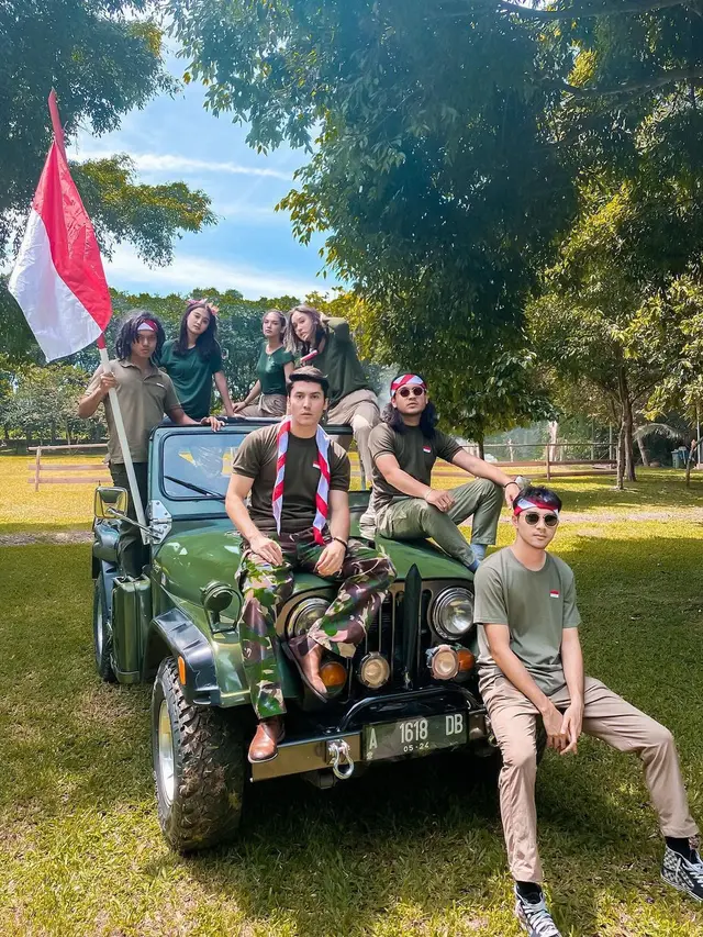 Achmad Megantara bersama bintang Love Story The Series (Foto: Instagram/estapramanita)