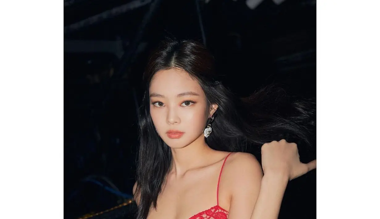 Kali ini, Jennie tampil stunning dalam balutan mini dress berenda warna merah yang tak kalah cantik. [@jennierubyjane]