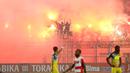 Para Pemain Madura United dan Persiba Balikpapan hanya tertegun melihat ulah suporter memperingati ulang tahunnya pada Torabika SC 2016 di Stadion Gelora Bangkalan, Senin(13/6/2016).  (Bola.com/Nicklas Hanoatubun)