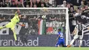 Pemain Juventus, Sami Khedira (kanan) saat menetak gol ke gawang Bologna pada lanjutan Serie A di Allianz Stadium, Turin, (5/5/2018). Juventus menang 3-1. (Alessandro Di Marco/ANSA via AP)