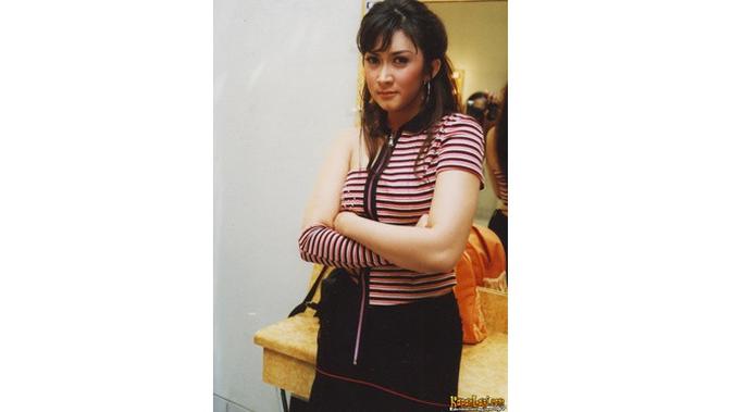 6 Foto Jadul Nafa Urbach, Bukti Cantik Sedari Dulu (sumber: KapanLagi.com)