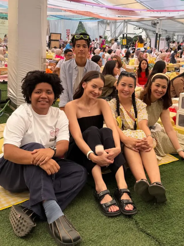 Tampilan outfit piknik ala Enzy Storia. [@enzystoria]