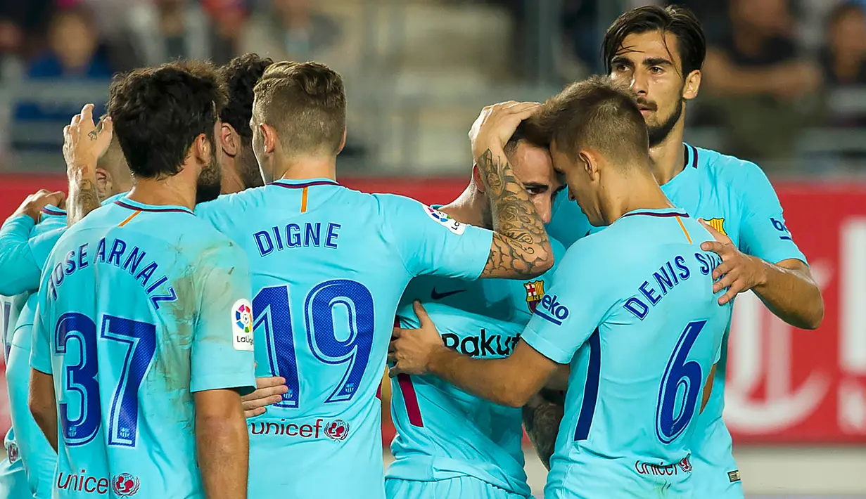 Pemain Barcelona, Paco Alcacer (ketiga kanan) merayakan gol ke gawang Real Murcia pada leg pertama 32 besar Piala Raja di stadion Nuevo Condomina, Rabu (25/10). Tanpa Lionel Messi dan Luis Suarez, Blaugrana mampu menggilas tuan rumah 3-0 (AP/Ferran Viros)