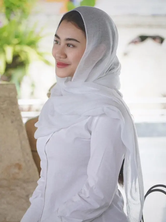 6 Potret Aaliyah Massaid Nyekar ke Makam Bung Karno Bareng Thariq