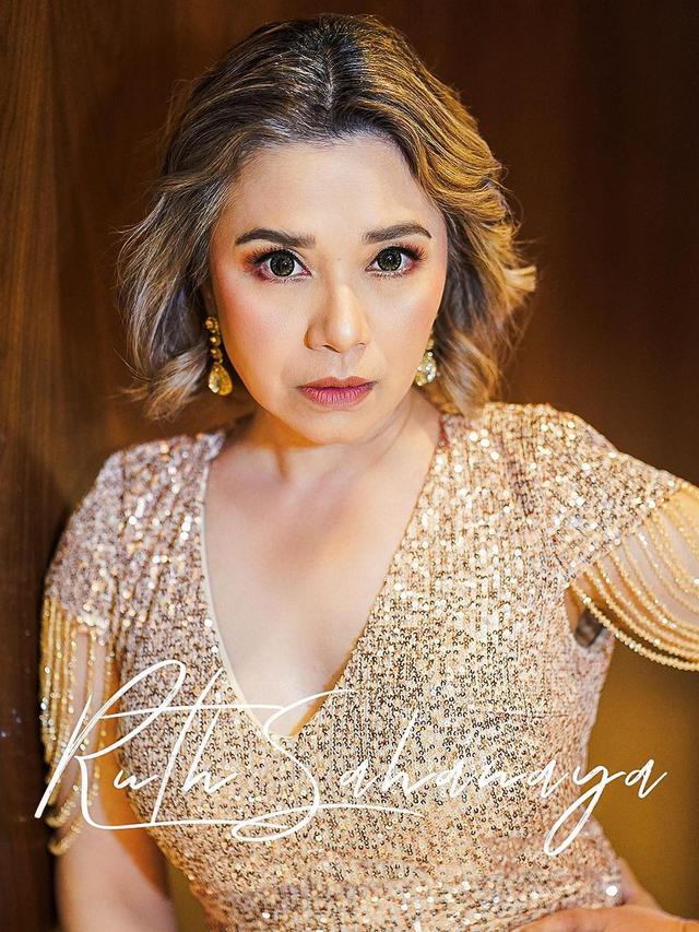 7 Potret Ruth Sahanaya Tampil Menawan di Usia 55 Tahun, Menawan Pamerkan Uban