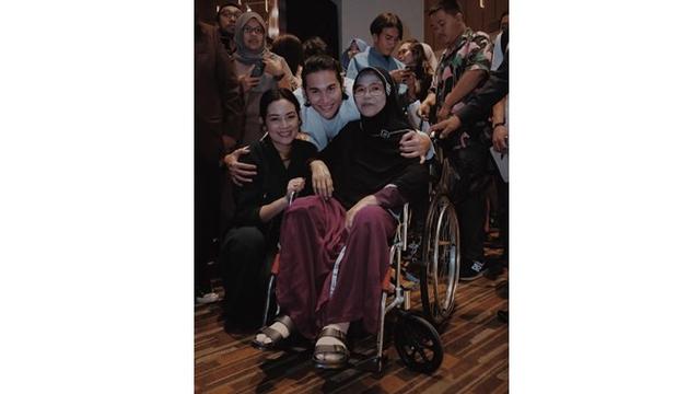 Semasa hidupnya, mendiang ibu Vino selalu memberikan dukungan pada sang putra.