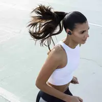 Sony menghadirkan headphone nirkabel terbaru dengan teknologi noise canceling. Memberikan sensasi pengalaman mendengarkan musik yang nyaman sembari berolahraga lari (Foto: Sony)