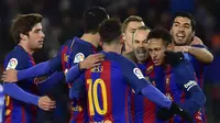 Para pemain FC Barcelona merayakan gol Neymar Jr. saat melawan Real Sociedad pada laga prempat final Copa Del Rey di Anoeta stadium, San Sebastian,  Kamis (19/1/2017). Barcelona menang tipis 1-0. (AP/Alvaro Barrientos)